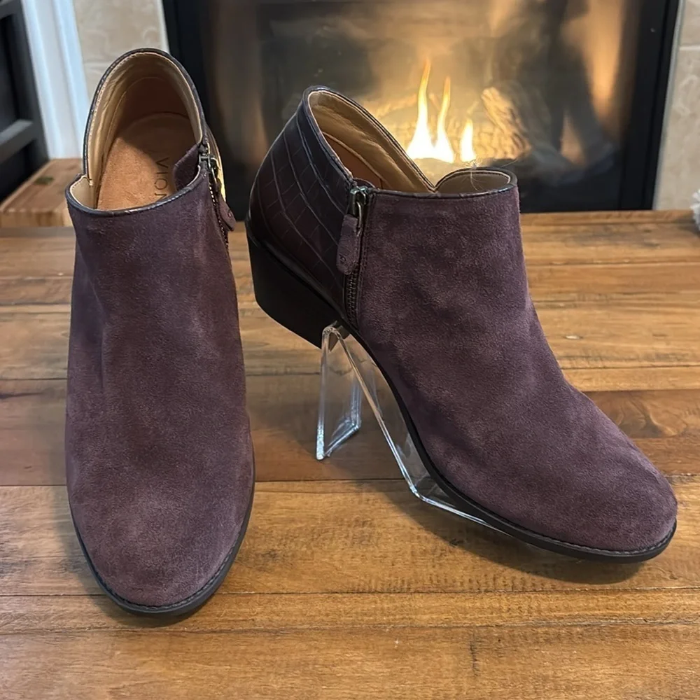 Vionic Women's Ankle Boots in Dark Purple Suede